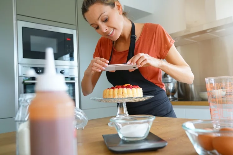 How to Print a Picture on a Cake At Home